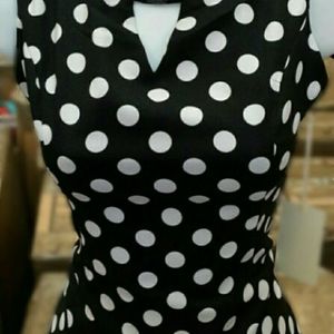 Starement-making style in this  new polka dot top